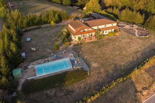 Bazén v ubytování Pension Kuželka nebo v jeho okolí