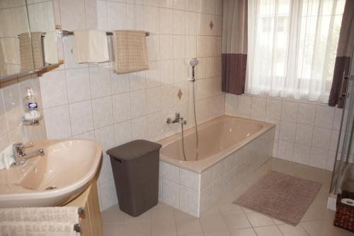 Koupelna v ubytování Haus Juen
