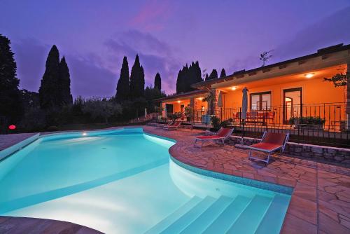 
Het zwembad bij of vlak bij Villa Sul Garda
