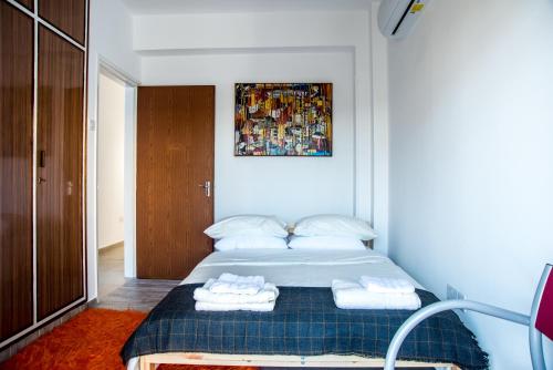 um quarto com uma cama com toalhas em At the very heart of Limassol centre, ap. 201 em Limassol