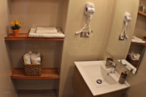 a small bathroom with a sink and a mirror at Departamento de lujo Antofagasta in Antofagasta