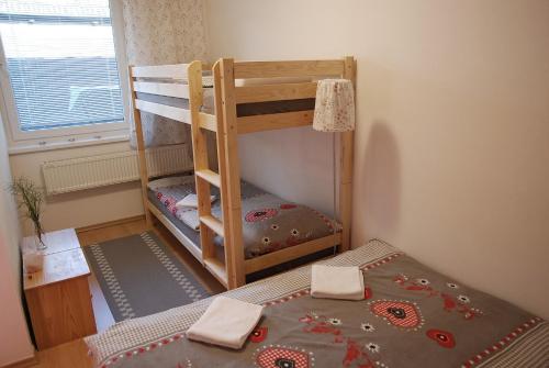 En eller flere senge i et værelse på Apartmán BORKA