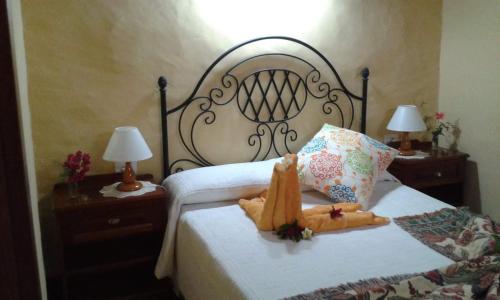 Een bed of bedden in een kamer bij Casas Rurales Los Marantes