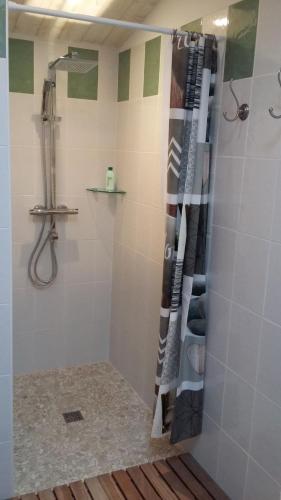 Bilik mandi di Petit Gite Eymet