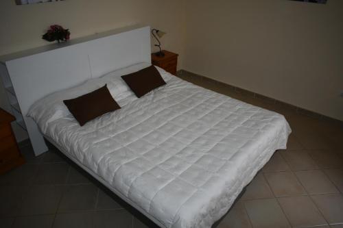 ein großes weißes Bett mit zwei Kissen darauf in der Unterkunft VV Calle La Ola in La Restinga