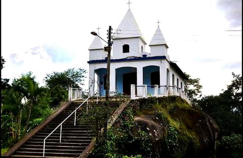 ein weißes Haus auf einem Hügel mit Treppen in der Unterkunft Cantinho do Aconchego in Paraty