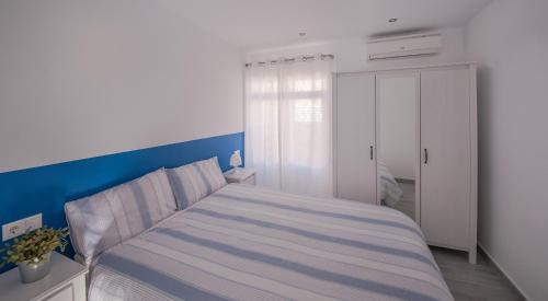 フエンヒロラにあるEl Anclaのベッドルーム1室(大型ベッド1台、青いヘッドボード付)