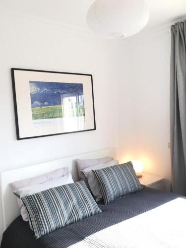 リスボンにある8 Bit Building - Another new studioの枕が2つ置かれたベッドのある寝室