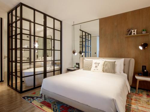 Кровать или кровати в номере Zabeel House The Greens by Jumeirah