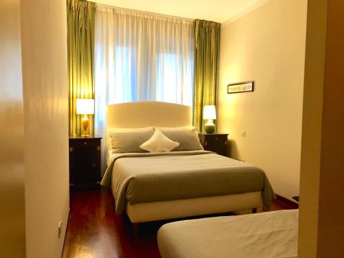 ein Hotelzimmer mit einem Bett und einem Fenster in der Unterkunft Ponte Vecchio View Luxury Apartment in Florenz