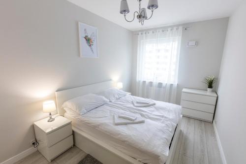 Un pat sau paturi într-o cameră la Apartament 4k Nautica Szczecin