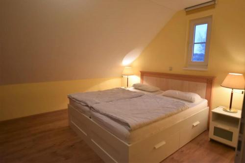 una camera da letto con un letto con due lampade sopra di my home is my castle a Sagard