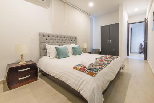 a bedroom with a large bed and a night stand at Providence Breeze in San Andrés