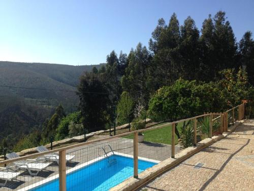 una piscina al lado de una montaña en Quinta da Gaiya, en Talhadas