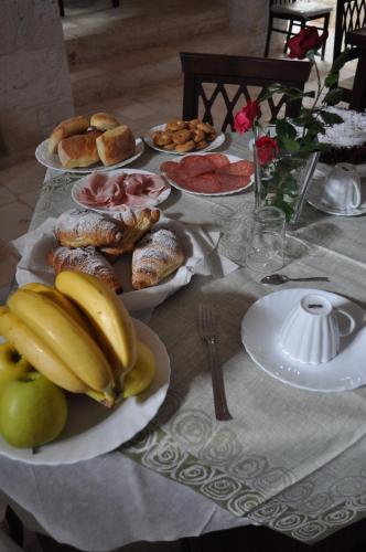 un tavolo con piatti di cibo e frutta sopra di Masseria Costanza a Putignano