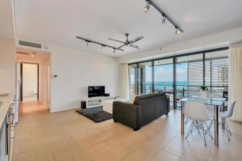 TV tai viihdekeskus majoituspaikassa Darwin Waterfront Short Stay Apartments