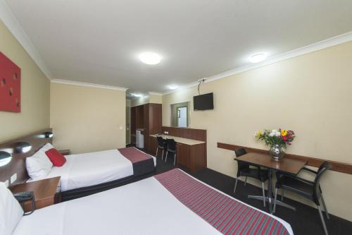 TV a/nebo společenská místnost v ubytování Rocky Resort Motor Inn