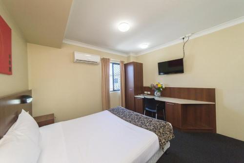 Postel nebo postele na pokoji v ubytování Rocky Resort Motor Inn