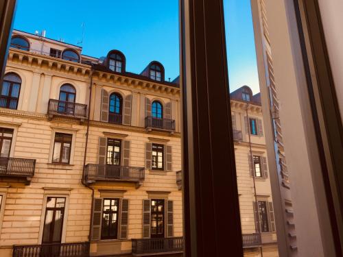 una finestra con vista su un grande edificio di Suite Cristina a Torino