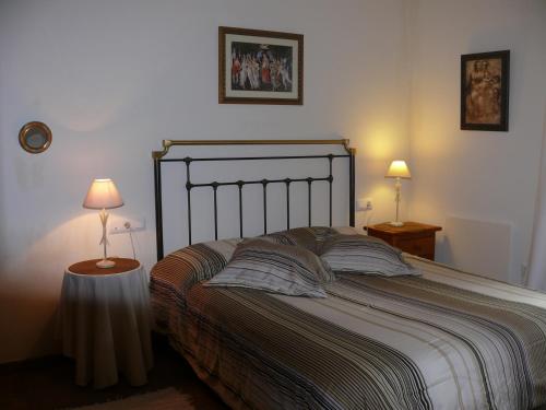 1 dormitorio con 1 cama grande y 2 lámparas en Camino del Castillo, en Jimena de la Frontera