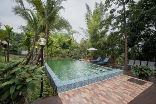 Bazén v ubytování Thanburi resort nebo v jeho okolí