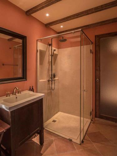a bathroom with a shower and a sink at Toscana Hotel La Casetta in Mu Si