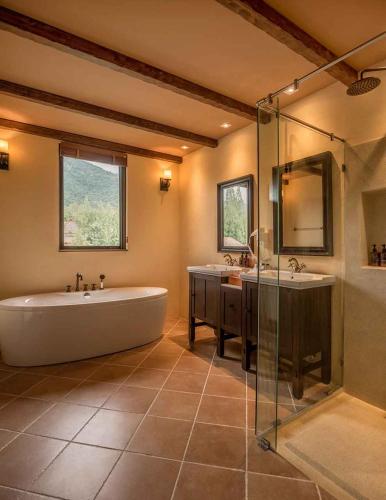 a large bathroom with a tub and two sinks at Toscana Hotel La Casetta in Mu Si