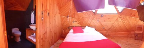 Tempat tidur dalam kamar di Dune & Domes Pichilemu