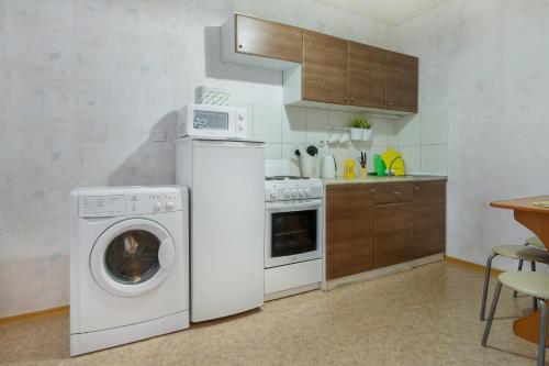 イジェフスクにあるFive Stars Central Avtovokzalのキッチン(洗濯機、電子レンジ付)