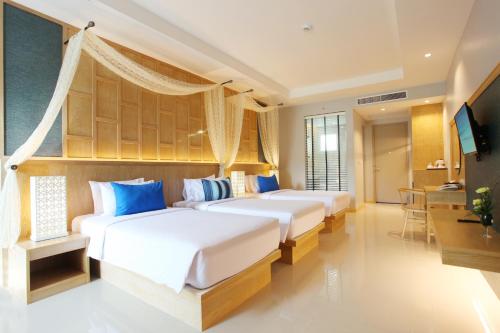 Kama o mga kama sa kuwarto sa CRAFT Resort & Villas, Phuket Town