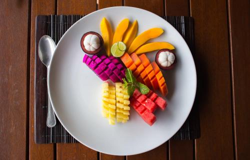 ein Teller mit Obst und Gemüse als Gesicht in der Unterkunft Suarapura Resort & Spa in Tegalalang