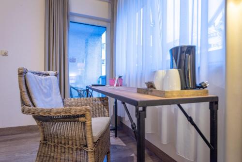 a room with a table and a chair and a window at Princess No3 Self Check-In Plochingen bei Stuttgart in Plochingen