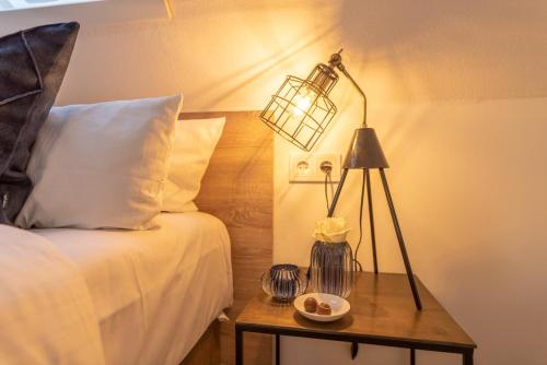 a lamp on a table next to a bed at Princess No3 Self Check-In Plochingen bei Stuttgart in Plochingen
