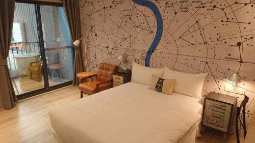 a bedroom with a bed and a wall with constellations at 看見七星潭民宿2064&2065 in Dahan