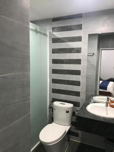 a bathroom with a white toilet and a sink at Khách sạn Đăng Khoa in Cao Lãnh