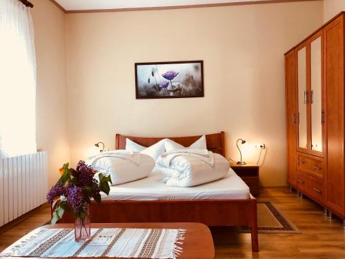 una camera con un letto con due cuscini sopra di Szűts Panzió a Fertőrákos