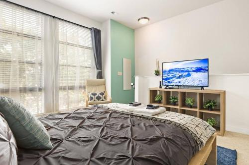 Un ou plusieurs lits dans un hébergement de l'établissement Trifecta City Loft Uptown CLT Superhost