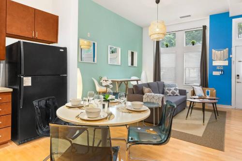 Cuisine ou kitchenette dans l'établissement Trifecta City Loft Uptown CLT Superhost