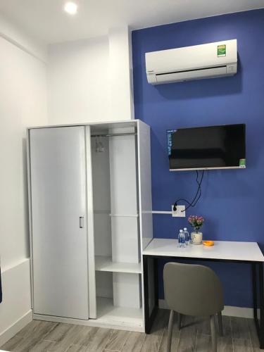 an office with a desk and a white refrigerator at Khách sạn Đăng Khoa in Cao Lãnh