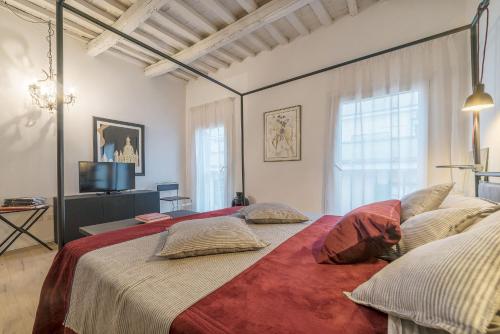una camera con due letti con cuscini sopra di Colosseum Exclusive Duplex a Roma