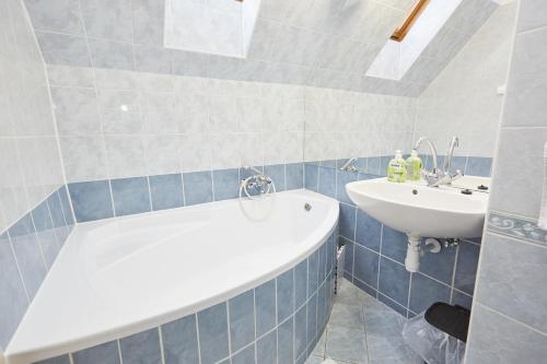 A bathroom at Zoli Apartmanok -Nóri Kölcsey 32
