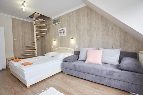 A bed or beds in a room at Zoli Apartmanok -Nóri Kölcsey 32