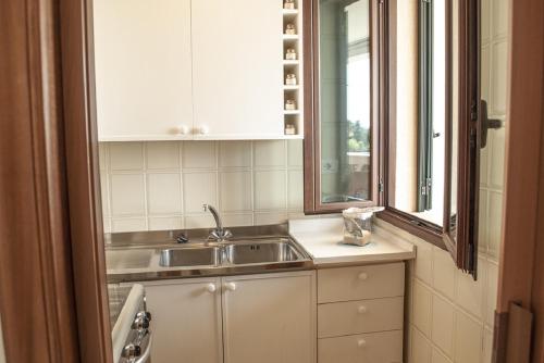トッレ・ラピッロにあるCasa Marinaのキッチン(シンク付)、窓2つが備わります。