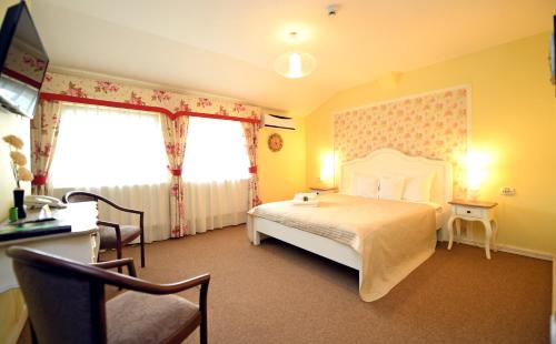 ein Schlafzimmer mit einem weißen Bett und einem Fenster in der Unterkunft Vip Motel Restaurant in Haţeg