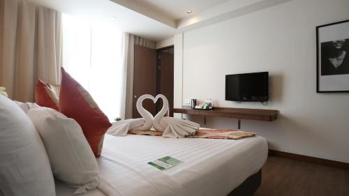 A bed or beds in a room at On 8 Sukhumvit Nana Bangkok by Compass Hospitality