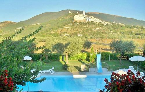 a swimming pool with a view of a mountain at Agriturismo Il Girasole Assisi in Assisi