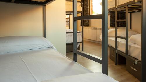 Hostel La Pedriza emeletes ágyai egy szobában