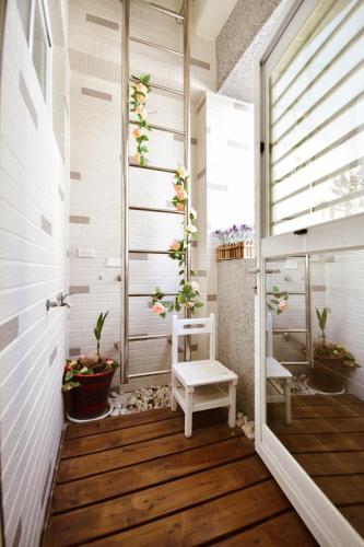 a small porch with plants on the wall at Walk in the Wind Homestay in Taitung City