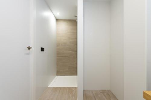 a hallway with a white door and a wooden floor at B SLOW San Agustin Condor in San Agustin