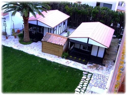 a model of a house with a palm tree at La Masia in Sant Pere Pescador